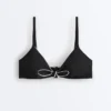 Top de bikini triunghiular cu bordură și legături Top de bikini triunghiular cu bordură și legături