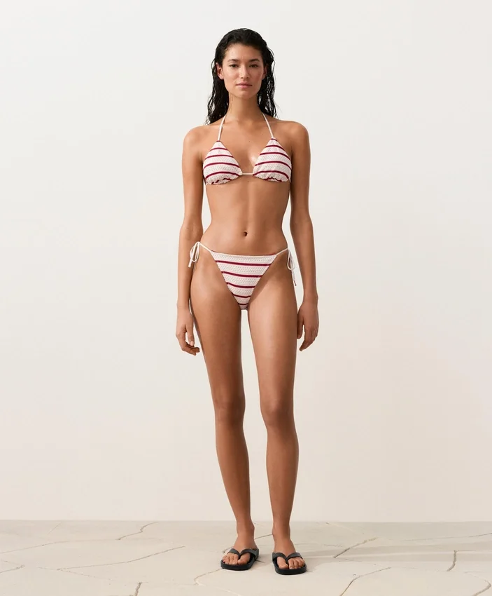 Top de bikini triunghiular cu dungi croșetate Top de bikini triunghiular cu dungi croșetate