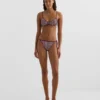 Top de bikini triunghiular cu dungi texturate Top de bikini triunghiular cu dungi texturate