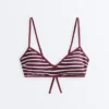 Top de bikini triunghiular cu dungi texturate Top de bikini triunghiular cu dungi texturate