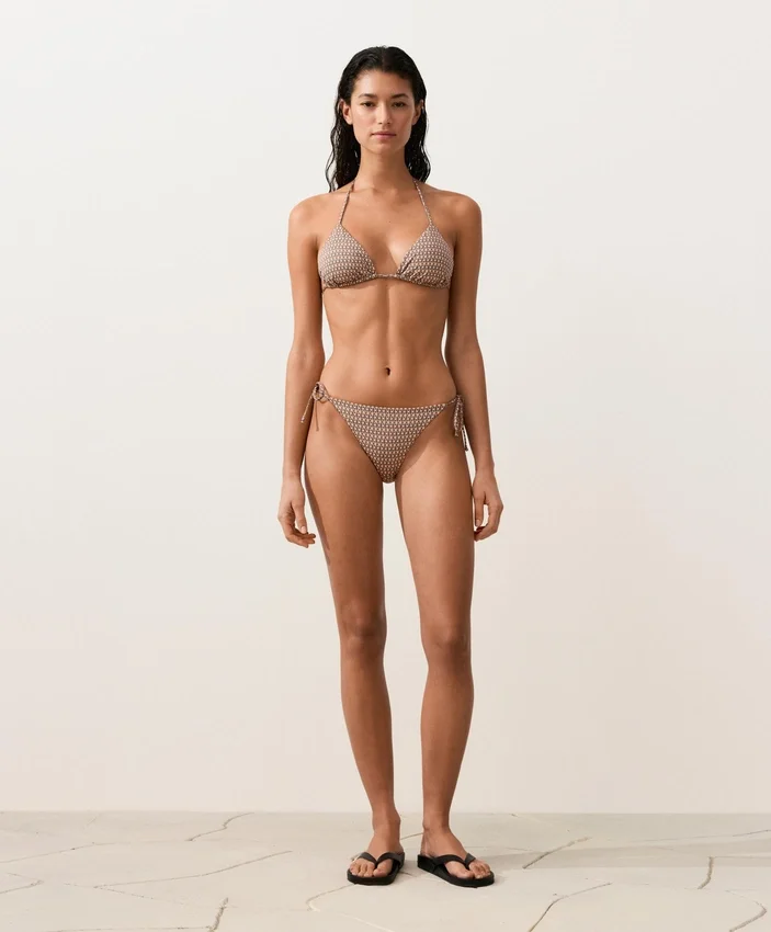 Top de bikini triunghiular cu imprimeu mini și fire metalice Top de bikini triunghiular cu imprimeu mini și fire metalice