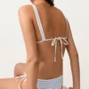 Top de bikini triunghiular cu textură în dungi și decolteu halter