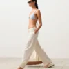 Top de bikini triunghiular cu textură în dungi și decolteu halter