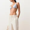 Top de bikini triunghiular cu textură în dungi și decolteu halter