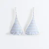 Top de bikini triunghiular cu textură în dungi și decolteu halter