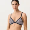 Topuri de bikini triunghiulare cu dungi texturate Topuri de bikini triunghiulare cu dungi texturate