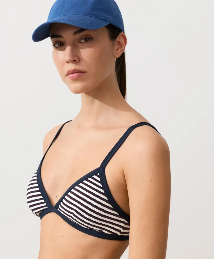 Topuri de bikini triunghiulare cu dungi texturate Topuri de bikini triunghiulare cu dungi texturate