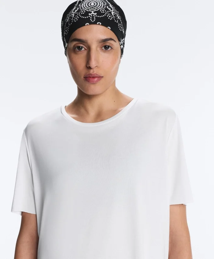 Tricou cu mâneci scurte din amestec de modal, cu tiv rotunjit în spate Tricou cu mâneci scurte din amestec de modal, cu tiv rotunjit în spate