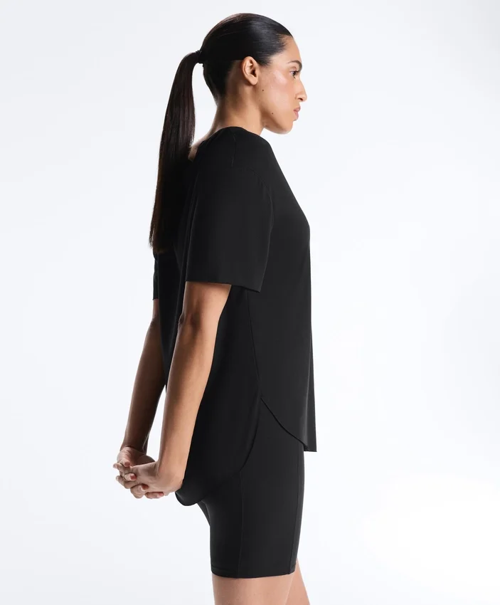 Tricou cu mâneci scurte din amestec de modal, cu tiv rotunjit în spate Tricou cu mâneci scurte din amestec de modal, cu tiv rotunjit în spate