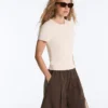 Tricou mulat cu mâneci scurte din material cu nervuri din modal pentru pantaloni scurți Tricou mulat cu mâneci scurte din material cu nervuri din modal pentru pantaloni scurți