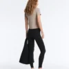 Tricou mulat cu mâneci scurte din material cu nervuri din modal pentru pantaloni scurți Tricou mulat cu mâneci scurte din material cu nervuri din modal pentru pantaloni scurți