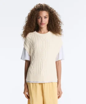 Veste cu guler rotund, tricotată în stil cablu