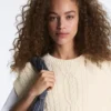 Veste cu guler rotund, tricotată în stil cablu Veste cu guler rotund, tricotată în stil cablu
