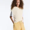 Veste cu guler rotund, tricotată în stil cablu Veste cu guler rotund, tricotată în stil cablu