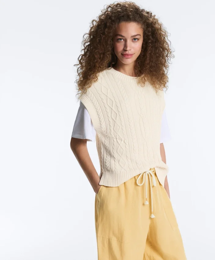 Veste cu guler rotund, tricotată în stil cablu Veste cu guler rotund, tricotată în stil cablu
